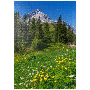 puzzleplate Am Kreuzeck, Trollblumenwiese (Trollius europaeus) gegen Alpspitze mit Paraglider 1000 Puzzle