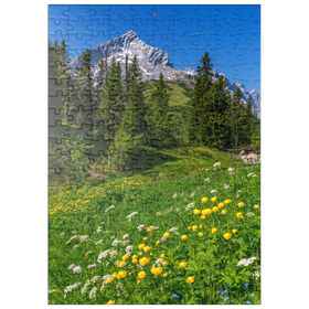 Darstellung des Puzzle-Motivs Am Kreuzeck, Trollblumenwiese (Trollius europaeus) gegen Alpspitze mit Paraglider – Puzzleteile: 200