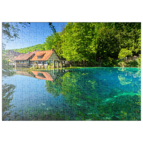 Darstellung des Puzzle Motivs Mühle am Blautopf, eine Karstquelle in Blaubeuren, Alb-Donau-Kreis - Puzzleteile: 200