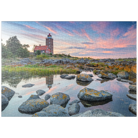 Darstellung des Puzzle-Motivs Felsenküste am Svaneke Gamle Fyr, alter Leuchtturm bei Sonnenuntergang – Puzzleteile: 1000