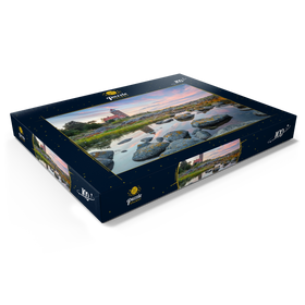 Darstellung des Puzzle Motivs Felsenküste am Svaneke Gamle Fyr, alter Leuchtturm bei Sonnenuntergang - Puzzleteile: 100