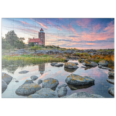 puzzleplate Felsenküste am Svaneke Gamle Fyr, alter Leuchtturm bei Sonnenuntergang 100 Puzzle