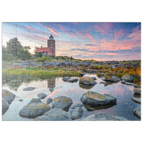 Darstellung des Puzzle Motivs Felsenküste am Svaneke Gamle Fyr, alter Leuchtturm bei Sonnenuntergang - Puzzleteile: 100