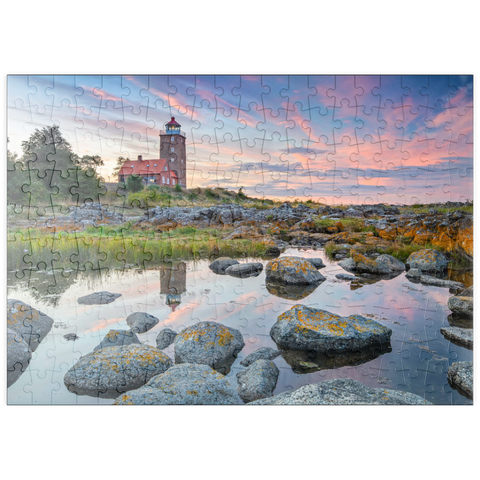 puzzleplate Felsenküste am Svaneke Gamle Fyr, alter Leuchtturm bei Sonnenuntergang 200 Puzzle