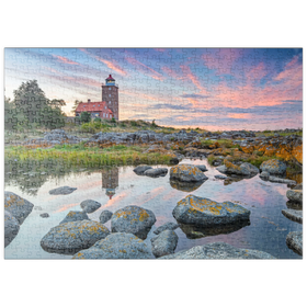 Darstellung des Puzzle-Motivs Felsenküste am Svaneke Gamle Fyr, alter Leuchtturm bei Sonnenuntergang – Puzzleteile: 500