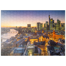 Darstellung des Puzzle-Motivs Blick zum Römer mit der Paulskirche an einem Abend im Dezember – Puzzleteile: 200