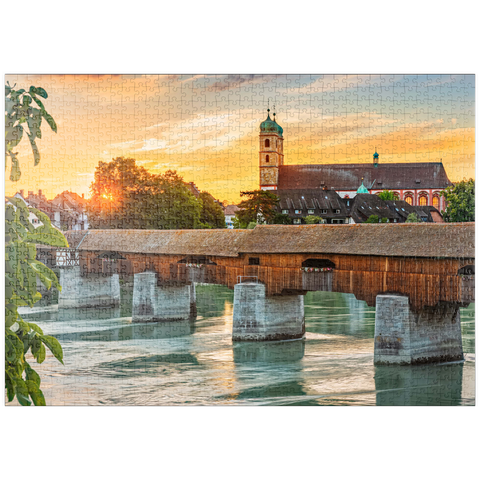 puzzleplate Überdachte Holzbrücke und Fridolinsmünster in Bad Säckingen bei Sonnenuntergang 1000 Puzzle