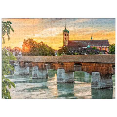 puzzleplate Überdachte Holzbrücke und Fridolinsmünster in Bad Säckingen bei Sonnenuntergang 500 Puzzle