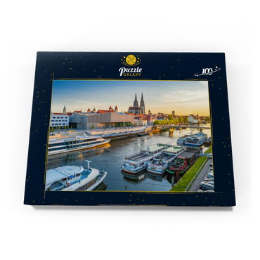 Museum der Bayerischen Geschichte am Ufer der Donau mit dem Regensburger Dom am Abend 100 Puzzle Schachtel Ansicht3