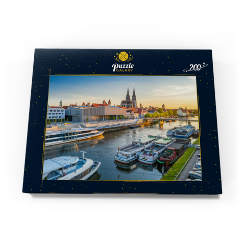 Museum der Bayerischen Geschichte am Ufer der Donau mit dem Regensburger Dom am Abend 200 Puzzle Schachtel Ansicht3