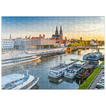 puzzleplate Museum der Bayerischen Geschichte am Ufer der Donau mit dem Regensburger Dom am Abend 200 Puzzle
