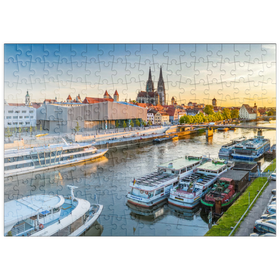 Darstellung des Puzzle Motivs Museum der Bayerischen Geschichte am Ufer der Donau mit dem Regensburger Dom - Puzzleteile: 200