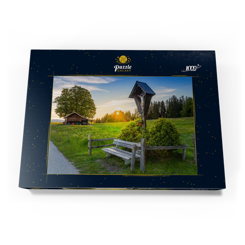 Kreuz mit Bank bei Sonnenuntergang auf der Aidlinger Höhe 1000 Puzzle Schachtel Ansicht3
