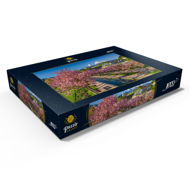 Blühende Kirschbäume, Kirschblüte im Kurgarten von Berchtesgaden mit dem Watzmann 1000 Puzzle Schachtel Ansicht1