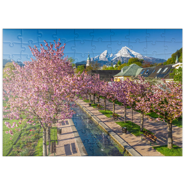 puzzleplate Blühende Kirschbäume, Kirschblüte im Kurgarten von Berchtesgaden mit dem Watzmann 100 Puzzle