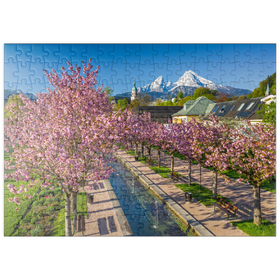 Darstellung des Puzzle-Motivs Blühende Kirschbäume, Kirschblüte im Kurgarten von Berchtesgaden mit dem Watzmann – Puzzleteile: 200