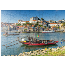 Darstellung des Puzzle-Motivs Rabelo Boote auf dem Fluss Douro mit Blick zur Altstadt Ribeira von Porto – Puzzleteile: 200