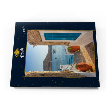 Gasse mit Blick zum Meer am Morgen, Hafenort Emborios, Insel Chalki, Dodekanes, Griechenland 100 Puzzle Schachtel Ansicht3