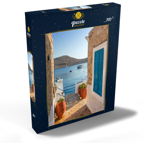 Gasse mit Blick zum Meer am Morgen, Hafenort Emborios, Insel Chalki, Dodekanes, Griechenland 200 Puzzle Schachtel Ansicht2