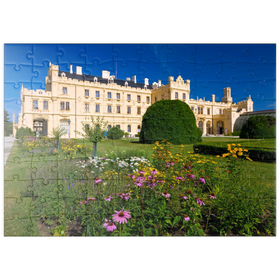 Darstellung des Puzzle Motivs Neugotisches Schloss Lednice mit Palmenhaus, Jihomoravsky kraj, Tschechien - Puzzleteile: 100