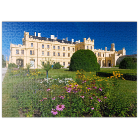 Darstellung des Puzzle Motivs Neugotisches Schloss Lednice mit Palmenhaus, Jihomoravsky kraj, Tschechien - Puzzleteile: 500