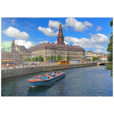 puzzleplate Schloss Christiansborg auf der Insel Slotsholmen am Holmenskanal mit Rundfahrtboot, Kopenhagen, Dänemark 1000 Puzzle