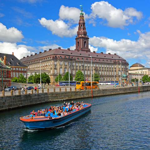 Schloss Christiansborg auf der Insel Slotsholmen am Holmenskanal mit Rundfahrtboot, Kopenhagen, Dänemark 1000 Puzzle 3D Modell