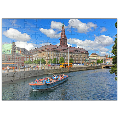 puzzleplate Schloss Christiansborg auf der Insel Slotsholmen am Holmenskanal mit Rundfahrtboot, Kopenhagen, Dänemark 100 Puzzle