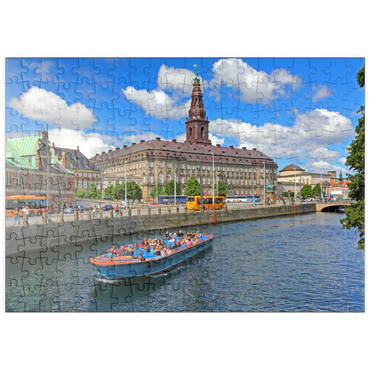 puzzleplate Schloss Christiansborg auf der Insel Slotsholmen am Holmenskanal mit Rundfahrtboot, Kopenhagen, Dänemark 200 Puzzle