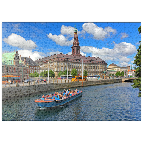puzzleplate Schloss Christiansborg auf der Insel Slotsholmen am Holmenskanal mit Rundfahrtboot, Kopenhagen, Dänemark 500 Puzzle