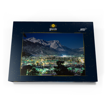 Blick über Garmisch-Partenkirchen zur Zugspitzgruppe (2962m) bei Nacht, Oberbayern 1000 Puzzle Schachtel Ansicht3