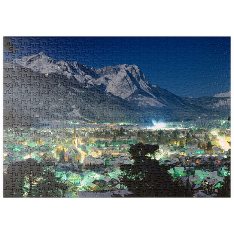 puzzleplate Blick über Garmisch-Partenkirchen zur Zugspitzgruppe (2962m) bei Nacht, Oberbayern 500 Puzzle