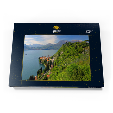 Blick auf den See, den Ort und zum Kastell Vezio, Varenna, Comer See, Provinz Lecco, Lombardei, Italien 1000 Puzzle Schachtel Ansicht3