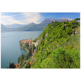 Darstellung des Puzzle-Motivs Blick auf den See, den Ort und zum Kastell Vezio, Varenna, Comer See – Puzzleteile: 1000