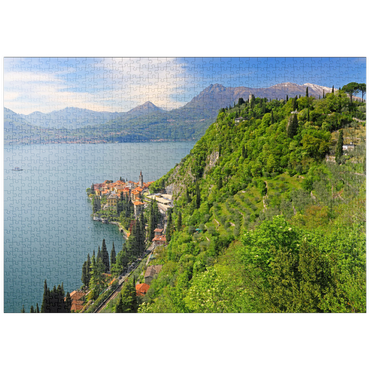 puzzleplate Blick auf den See, den Ort und zum Kastell Vezio, Varenna, Comer See, Provinz Lecco, Lombardei, Italien 1000 Puzzle