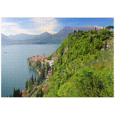 puzzleplate Blick auf den See, den Ort und zum Kastell Vezio, Varenna, Comer See, Provinz Lecco, Lombardei, Italien 1000 Puzzle