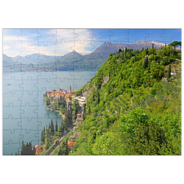 puzzleplate Blick auf den See, den Ort und zum Kastell Vezio, Varenna, Comer See, Provinz Lecco, Lombardei, Italien 100 Puzzle