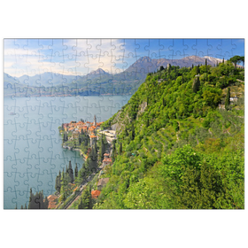 Darstellung des Puzzle Motivs Blick auf den See, den Ort und zum Kastell Vezio, Varenna, Comer See - Puzzleteile: 200