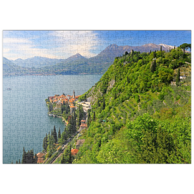 Darstellung des Puzzle-Motivs Blick auf den See, den Ort und zum Kastell Vezio, Varenna, Comer See – Puzzleteile: 500