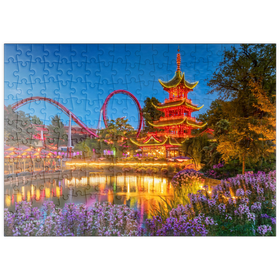 Darstellung des Puzzle-Motivs Chinesische Pagode am Tivoli See im Vergnügungspark – Puzzleteile: 200
