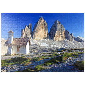 Darstellung des Puzzle-Motivs Kapelle an der Dreizinnenhütte gegen die Nordwände der Drei Zinnen, Sextner Dolomiten – Puzzleteile: 1000