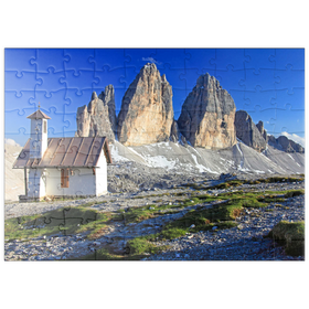 Darstellung des Puzzle Motivs Kapelle an der Dreizinnenhütte gegen die Nordwände der Drei Zinnen, Sextner Dolomiten - Puzzleteile: 100