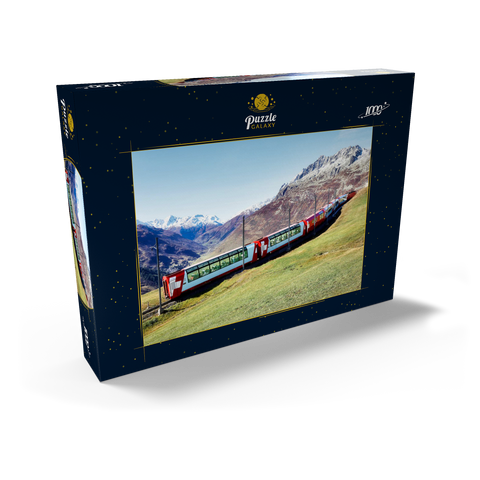 Ein Express mit Panoramafenstern und Blick auf die Wiesen auf den Bergen und schneebedeckten Bergen unter blausonnigem Himmel in Andermatt, Uri, Schweiz 1000 Puzzle Schachtel Ansicht2
