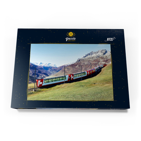 Ein Express mit Panoramafenstern und Blick auf die Wiesen auf den Bergen und schneebedeckten Bergen unter blausonnigem Himmel in Andermatt, Uri, Schweiz 1000 Puzzle Schachtel Ansicht3