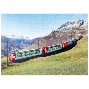puzzleplate Ein Express mit Panoramafenstern und Blick auf die Wiesen auf den Bergen und schneebedeckten Bergen unter blausonnigem Himmel in Andermatt, Uri, Schweiz 1000 Puzzle