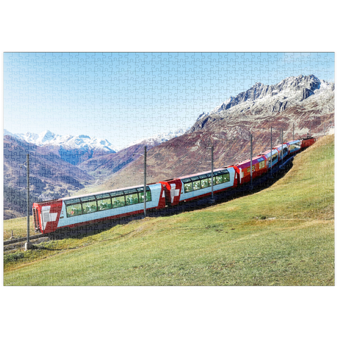 puzzleplate Ein Express mit Panoramafenstern und Blick auf die Wiesen auf den Bergen und schneebedeckten Bergen unter blausonnigem Himmel in Andermatt, Uri, Schweiz 1000 Puzzle