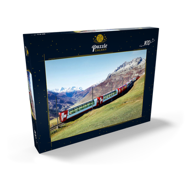 Ein Express mit Panoramafenstern und Blick auf die Wiesen auf den Bergen und schneebedeckten Bergen unter blausonnigem Himmel in Andermatt, Uri, Schweiz 100 Puzzle Schachtel Ansicht2