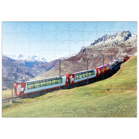 puzzleplate Ein Express mit Panoramafenstern und Blick auf die Wiesen auf den Bergen und schneebedeckten Bergen unter blausonnigem Himmel in Andermatt, Uri, Schweiz 100 Puzzle