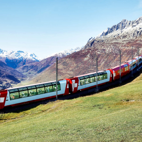 Ein Express mit Panoramafenstern und Blick auf die Wiesen auf den Bergen und schneebedeckten Bergen unter blausonnigem Himmel in Andermatt, Uri, Schweiz 100 Puzzle 3D Modell