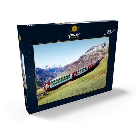 Ein Express mit Panoramafenstern und Blick auf die Wiesen auf den Bergen und schneebedeckten Bergen unter blausonnigem Himmel in Andermatt, Uri, Schweiz 200 Puzzle Schachtel Ansicht2